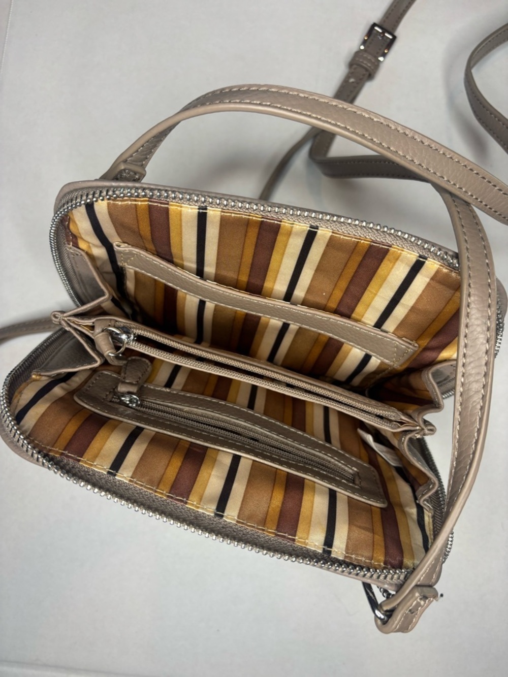 Clark’s genuine leather cross body purse brown with lots of pockets - Picture 2 of 7